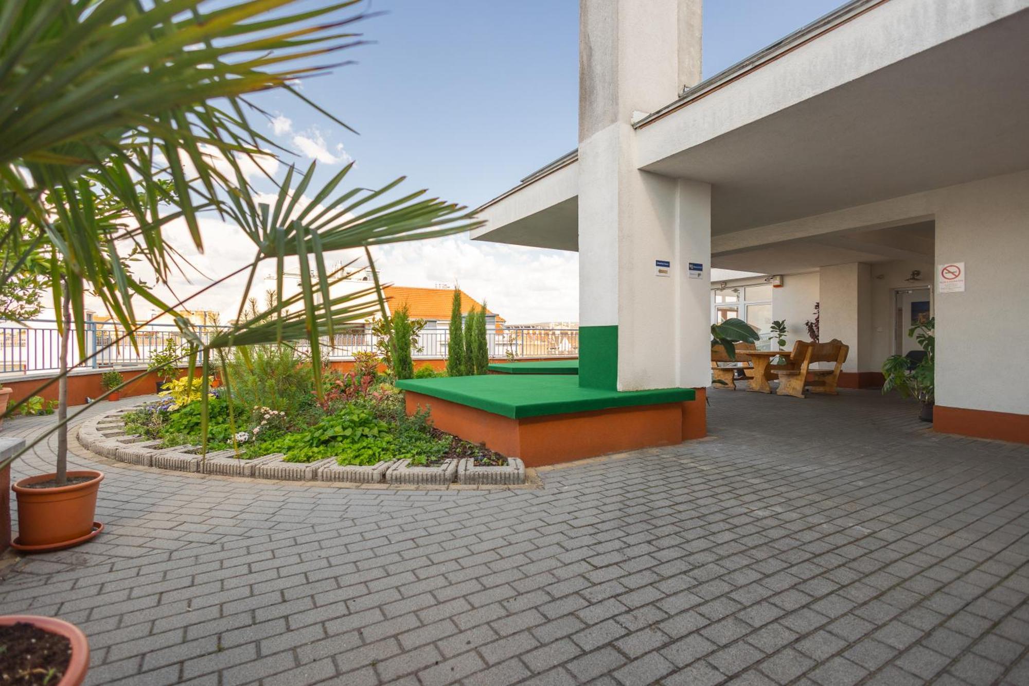 Rooftop City Residence With Deep Garage Budapest Exteriör bild