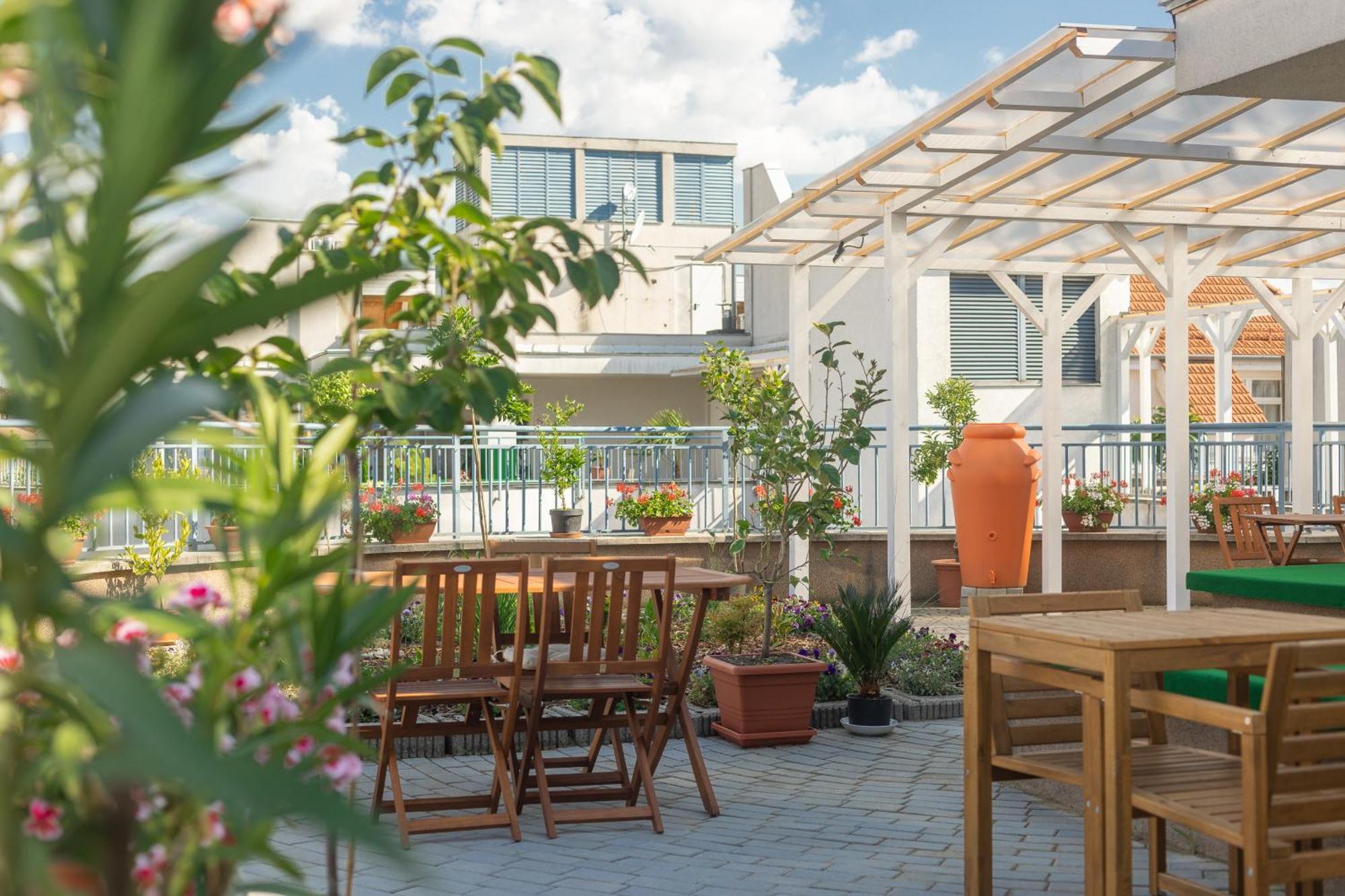 Rooftop City Residence With Deep Garage Budapest Exteriör bild